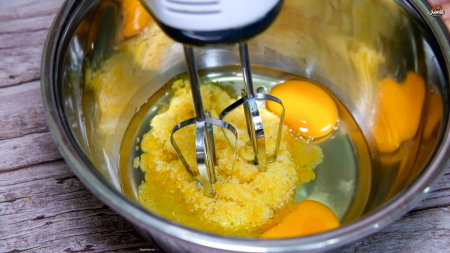 đánh trứng với vỏ cam làm bánh biscotti